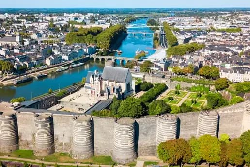 Vue d’Angers illustrant une campagne de distribution de flyers