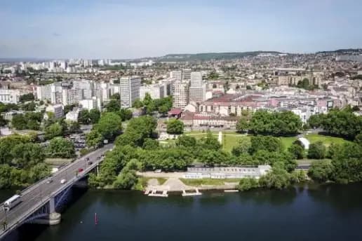 Vue d’Argenteuil illustrant une campagne de distribution de flyers