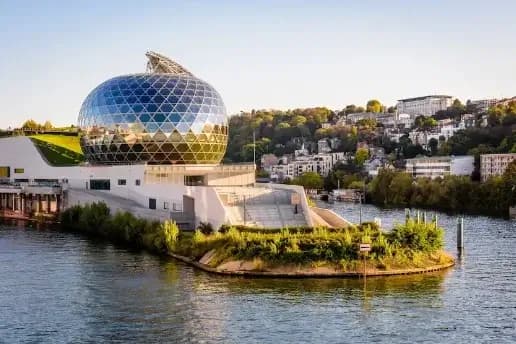 Vue de Boulogne-Billancourt illustrant une distribution de flyers