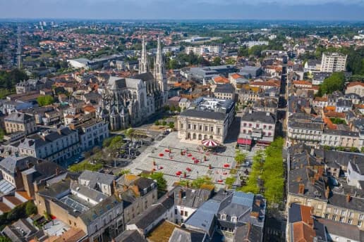 Vue du centre-ville de Cholet illustrant la distribution de flyer et prospectus