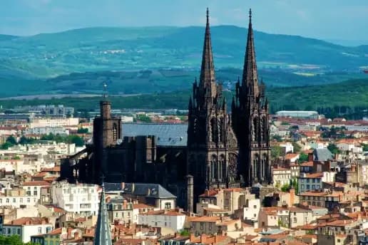 Vue de Clermont-Ferrand illustrant une campagne de distribution de flyers