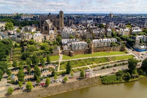 Vue du centre-ville du Mans illustrant la distribution de flyer et prospectus