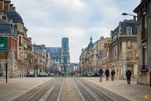 Vue de Reims illustrant une campagne de distribution de flyers