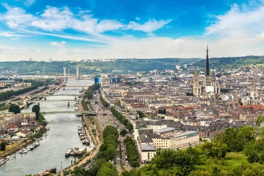 Vue du centre-ville de Rouen illustrant la distribution de flyer et prospectus