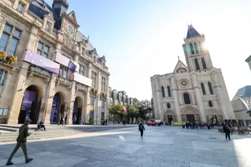 Vue de Saint-Denis illustrant une campagne de distribution de flyers