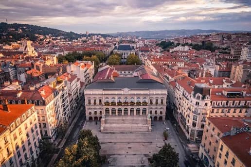 Vue de Saint-Étienne illustrant une campagne de distribution de flyers