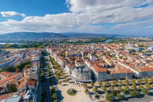 Vue de Valence illustrant une campagne de distribution de flyers dans la Drôme